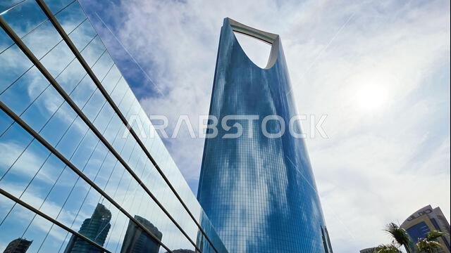 برج مركز المملكة الشهير الذي يرتفع فوق شوارع الرياض، المملكة العربية السعودية