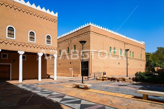 الفناء الكبير والأعمدة النجدية التقليدية لقصر المربع، الرياض، المملكة العربية السعودية