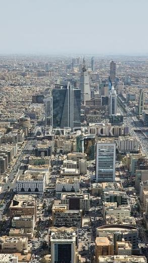 منظر جوي لبرج الفيصلية وأفق مدينة الرياض في المملكة العربية السعودية