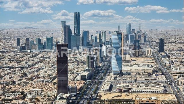 منظر بانورامي جوي لمركز الملك عبد الله المالي (KAFD) وأفق مدينة الرياض وبرج مجدول في العاصمة السعودية