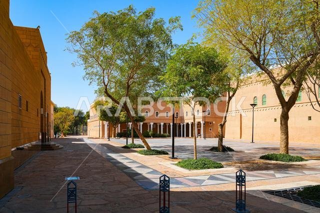 الفناء الكبير والأعمدة النجدية التقليدية لقصر المربع، الرياض، المملكة العربية السعودية