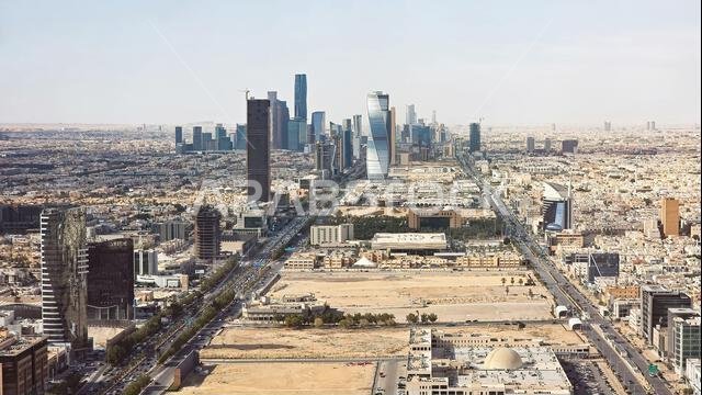 منظر بانورامي جوي لمركز الملك عبد الله المالي (KAFD) وأفق مدينة الرياض وبرج مجدول في العاصمة السعودية