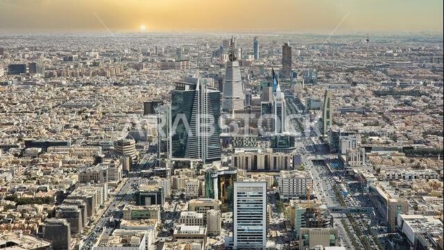 منظر جوي لبرج الفيصلية وأفق مدينة الرياض في المملكة العربية السعودية