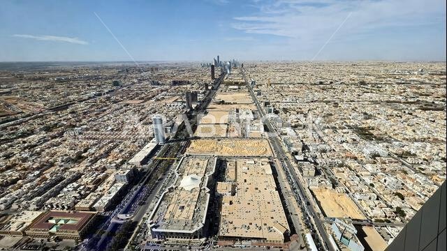 منظر بانورامي جوي لأفق مدينة الرياض وبرج المجدول من برج المملكة، المملكة العربية السعودية