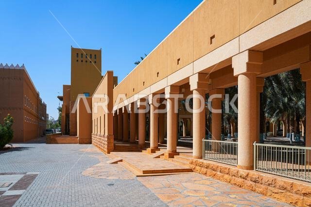 منظر لرواق تقليدي في قصر المربع التاريخي بالرياض، المملكة العربية السعودية
