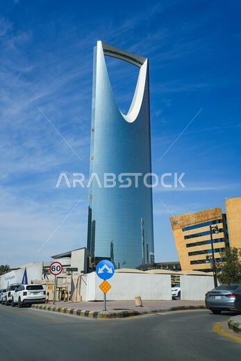 برج مركز المملكة الشهير الذي يرتفع فوق شوارع الرياض، المملكة العربية السعودية