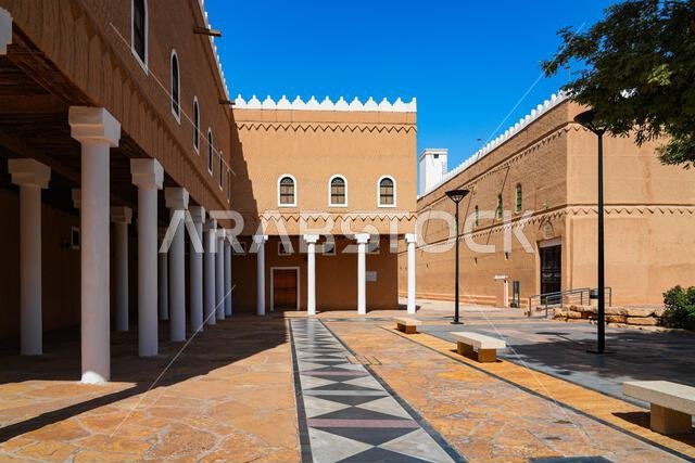 الفناء الكبير والأعمدة النجدية التقليدية لقصر المربع، الرياض، المملكة العربية السعودية