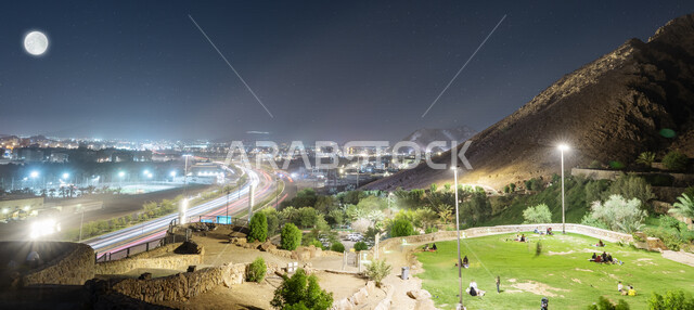 صورة بانوراما ليلية لجبل أحد بالمدينة المنورة في وضع الليل ، أماكن إسلامية مقدسة بالمملكة العربية السعودية ، السياحة في السعودية ، جمال المناظر الطبيعية الخلابة بالسعودية، حديقة جبل أحد في المدينة المنورة، طريق جبل أحد في المدينة المنورة السعودية