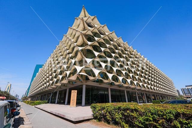 الواجهة المعمارية الحديثة لمكتبة الملك فهد الوطنية في الرياض، المملكة العربية السعودية