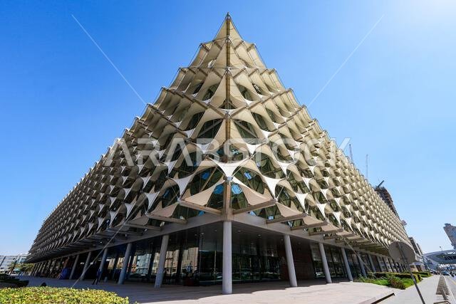 الواجهة المعمارية الحديثة لمكتبة الملك فهد الوطنية في الرياض، المملكة العربية السعودية
