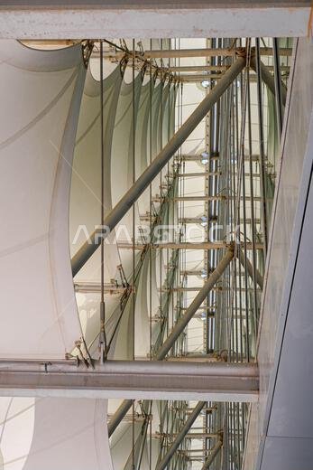 واجهة نسيجية هندسية مفصلة لمكتبة الملك فهد الوطنية في الرياض، المملكة العربية السعودية
