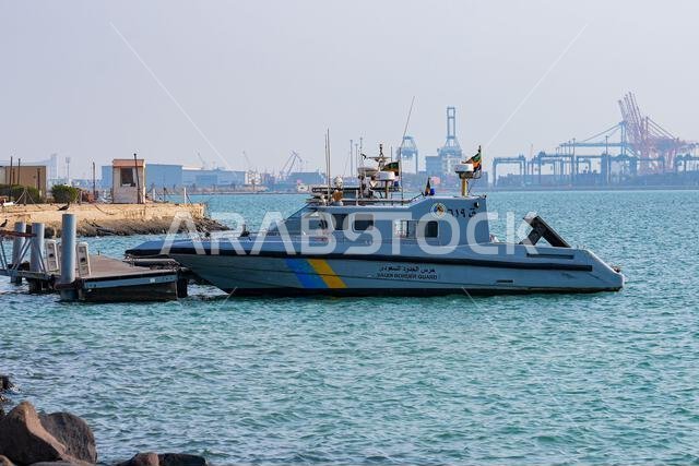 رست زورق دورية تابع لحرس الحدود السعودي في كورنيش جدة، وهو ممشى على الواجهة البحرية على ساحل البحر الأحمر في المملكة العربية السعودية رست زورق دورية تابع لحرس الحدود السعودي في كورنيش جدة، وهو ممشى على الواجهة البحرية على ساحل البحر الأحمر في المملكة العربية السعودية