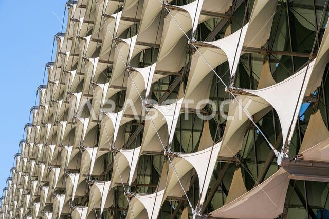 واجهة نسيجية هندسية مفصلة لمكتبة الملك فهد الوطنية في الرياض، المملكة العربية السعودية