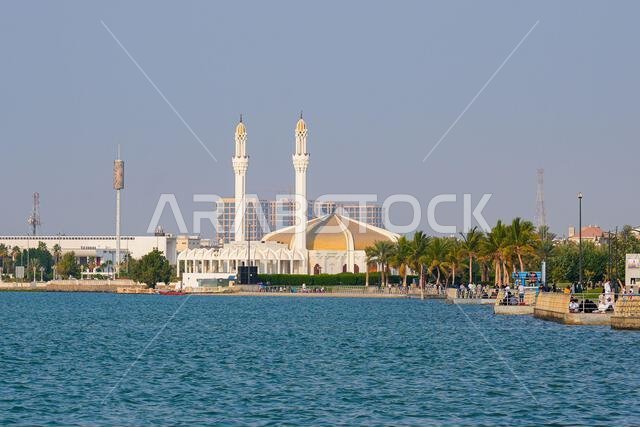 مسجد حسن عناني الشهير على كورنيش جدة المطل على البحر الأحمر في المملكة العربية السعودية