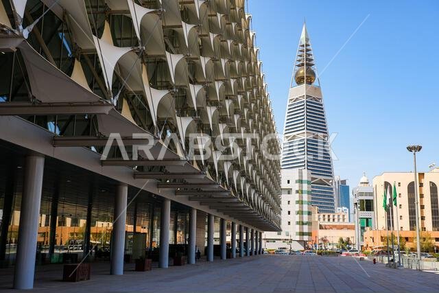 الواجهة المبتكرة لمكتبة الملك فهد الوطنية مع برج الفيصلية في الرياض، المملكة العربية السعودية
