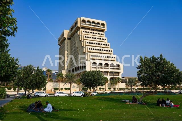 فندق إنتركونتيننتال كما يُرى من كورنيش جدة على ساحل البحر الأحمر في المملكة العربية السعودية