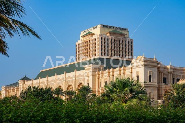 الواجهة المهيبة لفندق ريتز كارلتون على كورنيش جدة على ساحل البحر الأحمر في المملكة العربية السعودية