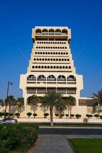 فندق إنتركونتيننتال كما يُرى من كورنيش جدة على ساحل البحر الأحمر في المملكة العربية السعودية