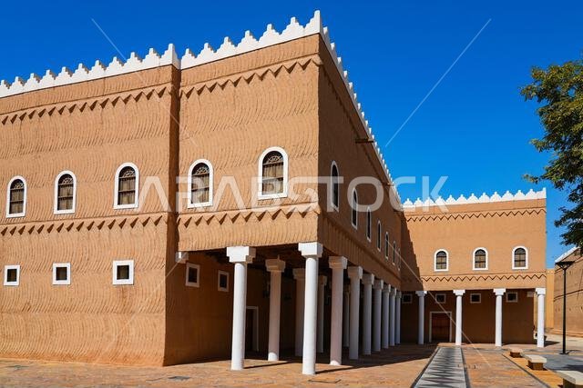 الفناء الكبير والأعمدة النجدية التقليدية لقصر المربع، الرياض، المملكة العربية السعودية