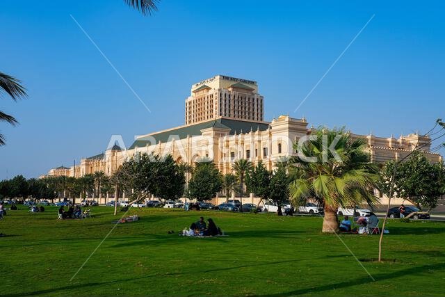 الواجهة المهيبة لفندق ريتز كارلتون على كورنيش جدة على ساحل البحر الأحمر في المملكة العربية السعودية