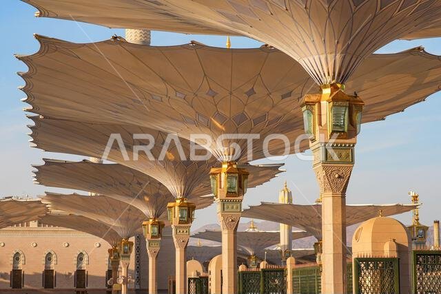 مظلات عملاقة قابلة للطي في المسجد النبوي (المسجد النبوي) في المدينة المنورة، المملكة العربية السعودية