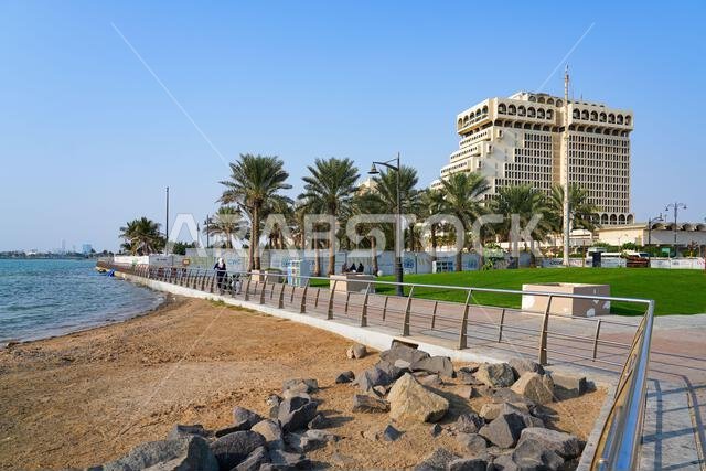 فندق إنتركونتيننتال كما يُرى من كورنيش جدة على ساحل البحر الأحمر في المملكة العربية السعودية