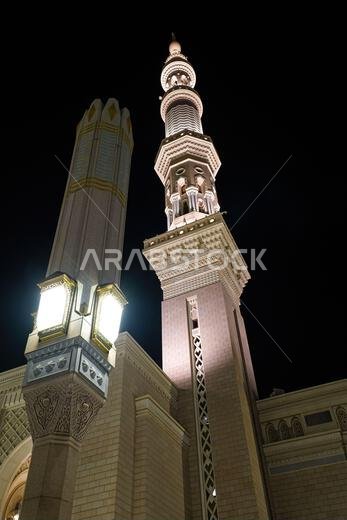 منظر من زاوية منخفضة لمئذنة المسجد النبوي في المدينة المنورة، المملكة العربية السعودية