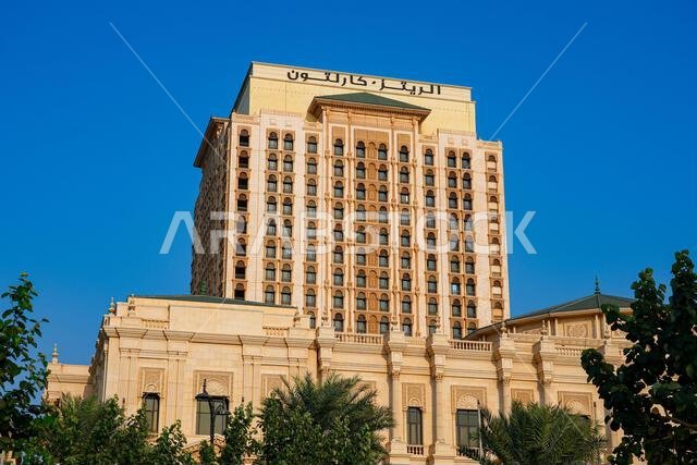 الواجهة المهيبة لفندق ريتز كارلتون على كورنيش جدة على ساحل البحر الأحمر في المملكة العربية السعودية