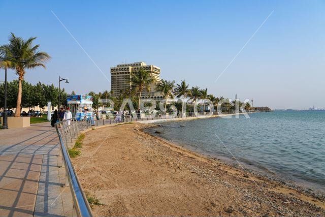 فندق إنتركونتيننتال كما يُرى من كورنيش جدة على ساحل البحر الأحمر في المملكة العربية السعودية