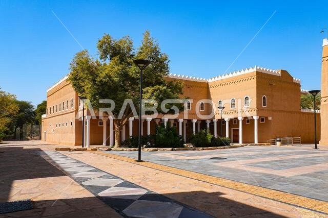 الفناء الكبير والأعمدة النجدية التقليدية لقصر المربع، الرياض، المملكة العربية السعودية