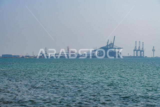الأفق الصناعي لميناء جدة الإسلامي على ساحل البحر الأحمر في المملكة العربية السعودية