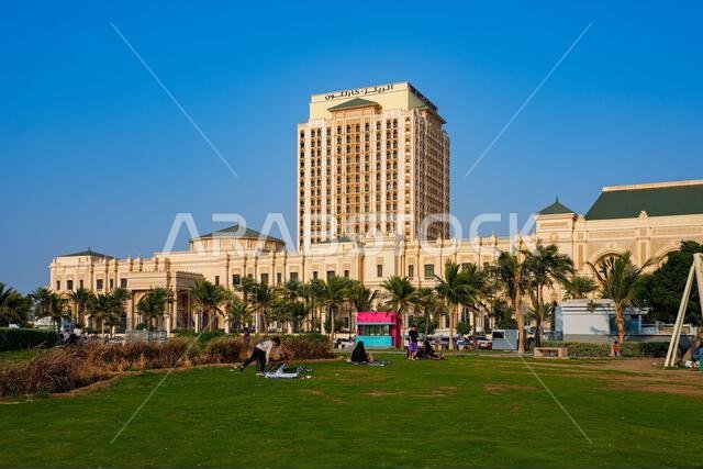 الواجهة المهيبة لفندق ريتز كارلتون على كورنيش جدة على ساحل البحر الأحمر في المملكة العربية السعودية الواجهة المهيبة لفندق ريتز كارلتون على كورنيش جدة على ساحل البحر الأحمر في المملكة العربية السعودية