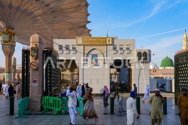 دورات مياه الرجال في ساحة الحرم أمام المسجد النبوي في المدينة المنورة، المملكة العربية السعودية