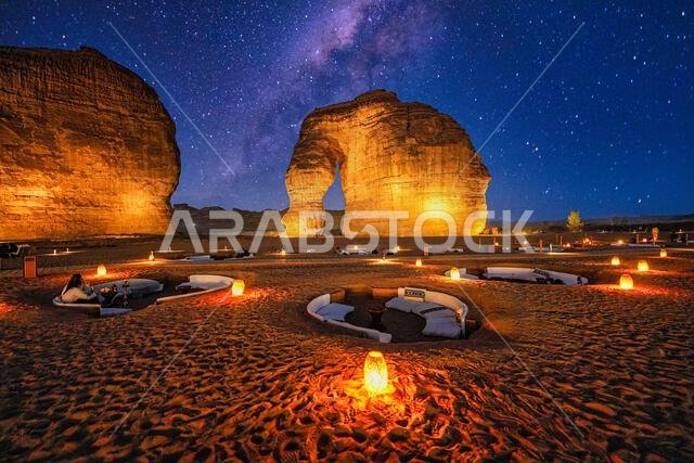 صالة صحراوية فاخرة عند سفح جبل الفيل (صخرة الفيل) عند الغسق في صحراء العلا، المملكة العربية السعودية