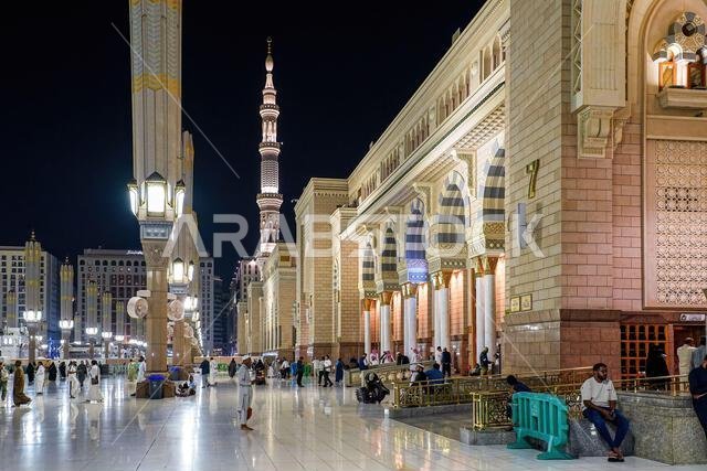 المسجد النبوي (المسجد النبوي) ليلاً في المدينة المنورة، المملكة العربية السعودية