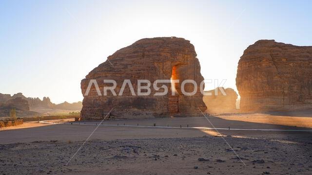 صخرة الفيل الشهيرة (جبل الفيل) عند غروب الشمس في صحراء العلا، المملكة العربية السعودية
