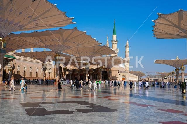 مظلات عملاقة قابلة للطي في المسجد النبوي (المسجد النبوي) في المدينة المنورة، المملكة العربية السعودية