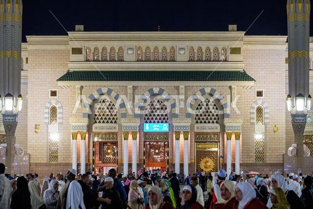 باب قباء في المسجد النبوي ليلاً في المدينة المنورة، المملكة العربية السعودية