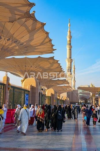 مظلات عملاقة قابلة للطي في المسجد النبوي (المسجد النبوي) في المدينة المنورة، المملكة العربية السعودية