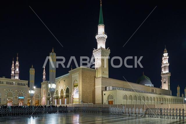 المسجد النبوي (المسجد النبوي) ليلاً في المدينة المنورة، المملكة العربية السعودية