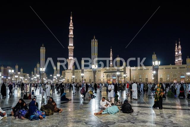 المسجد النبوي (المسجد النبوي) ليلاً في المدينة المنورة، المملكة العربية السعودية