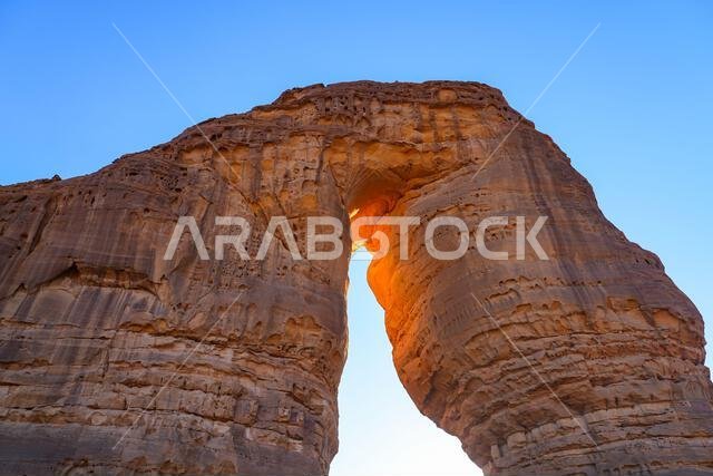 قوس جبل الفيل الطبيعي عند غروب الشمس في صحراء العلا، المملكة العربية السعودية