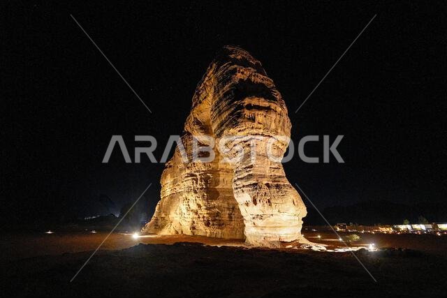 صخرة الفيل الشهيرة (جبل الفيل) ليلاً في صحراء العلا، المملكة العربية السعودية
