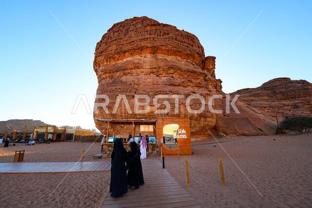 مقهى بارنز بجوار صخرة الفيل (جبل الفيل) في صحراء العلا، المملكة العربية السعودية