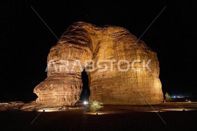 صخرة الفيل الشهيرة (جبل الفيل) ليلاً في صحراء العلا، المملكة العربية السعودية