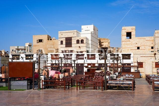 العمارة التراثية وساحة الطعام المحلية في مدينة ينبع الساحلية القديمة، المملكة العربية السعودية