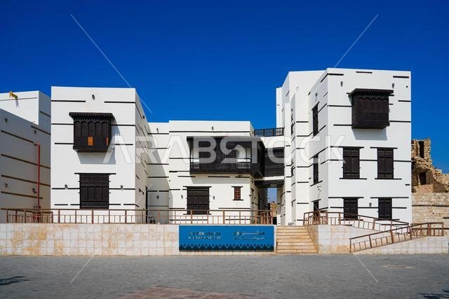 مركز زوار حي الصور التاريخي ذو الروشان الخشبي الداكن في ينبع، المملكة العربية السعودية