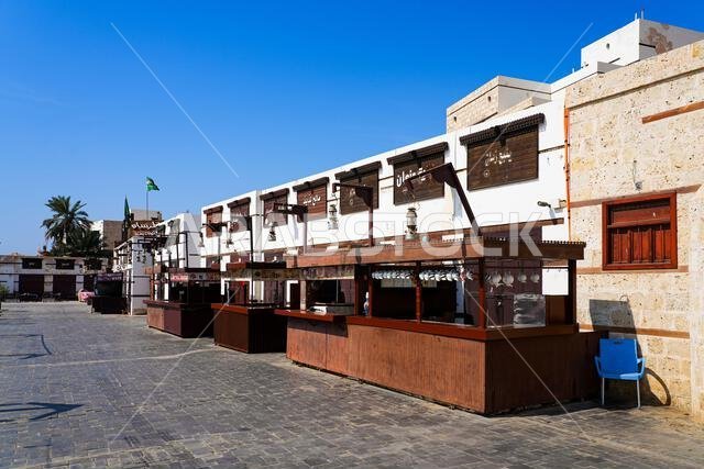 العمارة التراثية وأكشاك الطعام المحلية في مدينة ينبع الساحلية القديمة، المملكة العربية السعودية