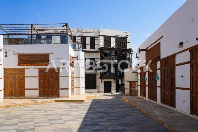 شارع تقليدي ومعمار مُرمم في حي البلد بمدينة ينبع، المملكة العربية السعودية