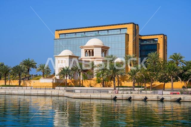 منظر خلاب لقناة منطقة باي لا صن مع أشجار النخيل في مدينة الملك عبد الله الاقتصادية (KAEC)، المملكة العربية السعودية